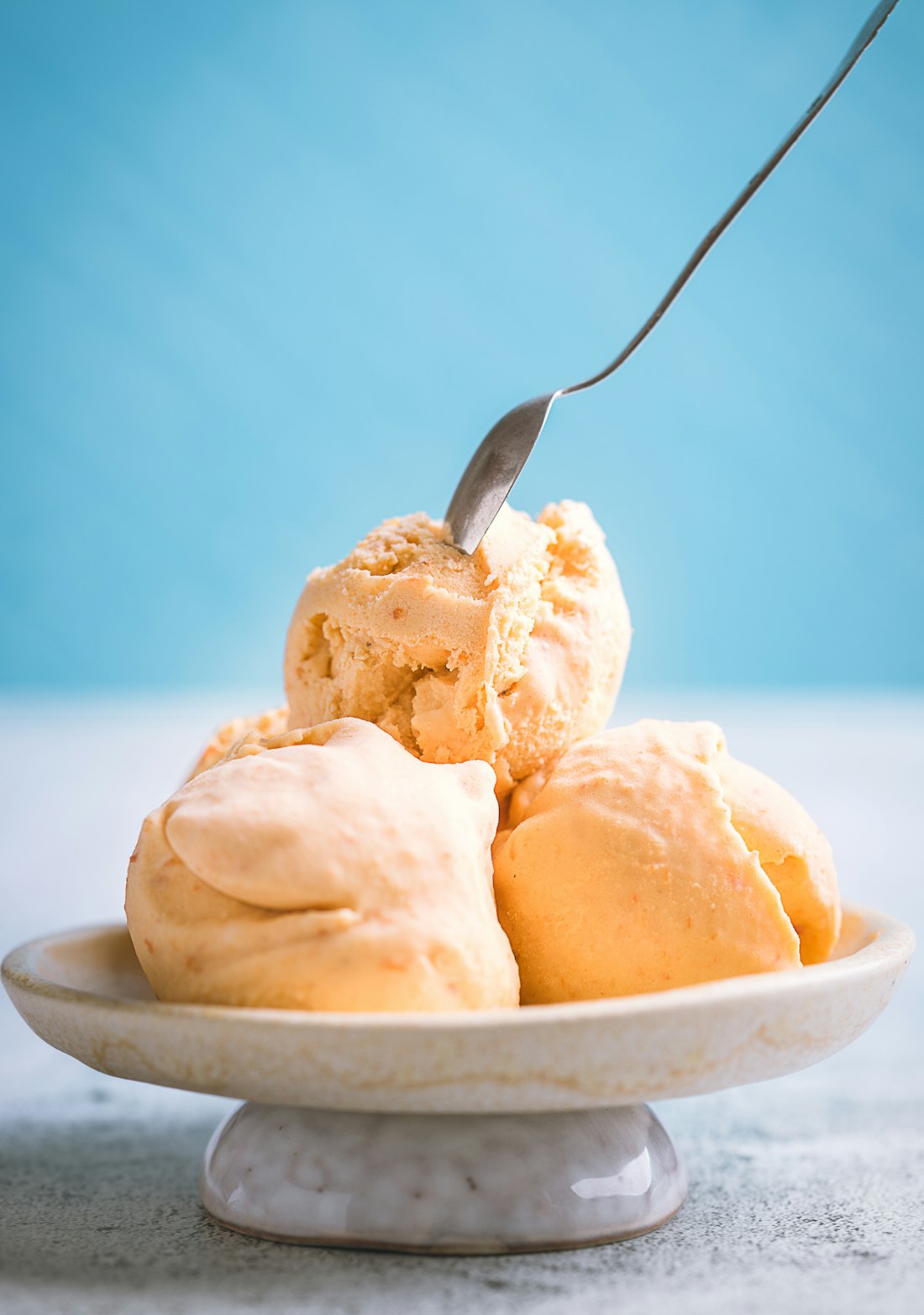 Cremige Kugeln hausgemachtes Eis in einer Schale